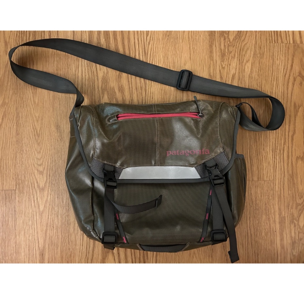 Patagonia gray and pink messenger bag